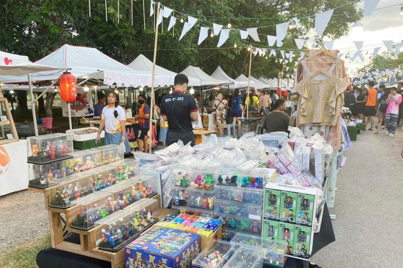 หลาดริมชล หนนคนเดิน